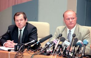  Геннадий Зюганов (справа) и Сергей Глазьев во время пресс-конференции, 1999 год