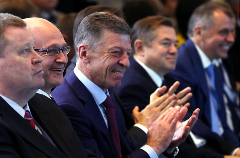 Полномочный представитель президента РФ в Южном Федеральном округе Владимир Устинов, первый заместитель руководителя администрации президента РФ Сергей Кириенко, вице-премьер РФ Дмитрий Козак, советник президента России по вопросам региональной экономической интеграции Сергей Глазьев и председатель Государственного совета Республики Крым Владимир Константинов (слева направо) во время пленарного заседания "Страна: стратегия развития экономики России", 2017 год