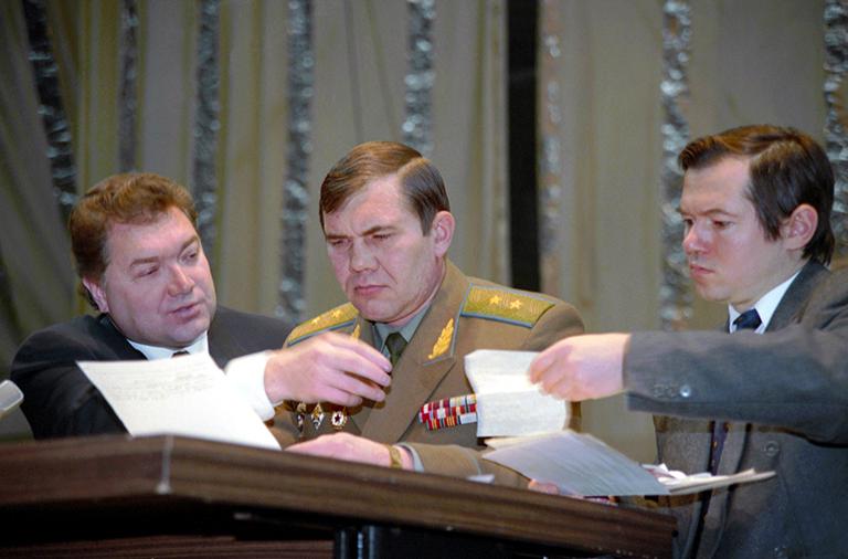 Члены общественно-политического движения "Конгресс русских общин" авиаконструктор, кандидат в депутаты по Северо-Западному избирательному округу Александр Дондуков (слева), генерал Александр Лебедь (в центре) и экономист Сергей Глазьев во время встречи, 1995 год