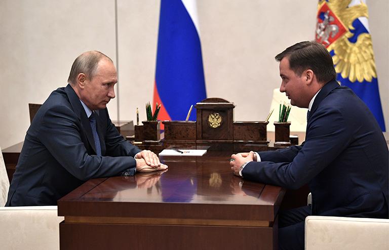 На фото: президент РФ Владимир Путин и Александр Цыбульский (слева направо), назначенный временно исполняющим обязанности губернатора Ненецкого автономного округа, во время встречи в резиденции Ново-Огарево, 2017