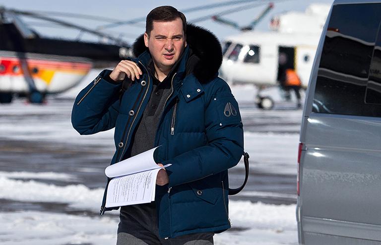 На фото: губернатор Ненецкого автономного округа Александр Цыбульский во время посещения поселка Индига