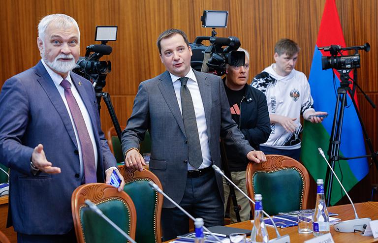 На фото: глава Республики Коми Владимир Уйба и губернатор Архангельской области Александр Цыбульский (слева направо) перед началом совещания , 2022