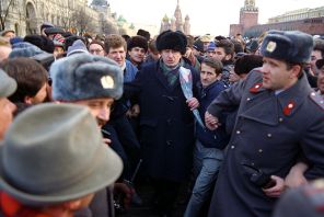 Владимир Жириновский (в центре) на Красной площади во время митинга, в день 74-й годовщины Великой Октябрьской социалистической революции, 1991 год