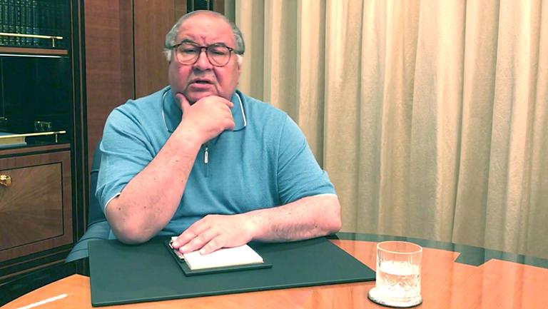 Алишер Усманов во время видеообращения к Алексею Навальному