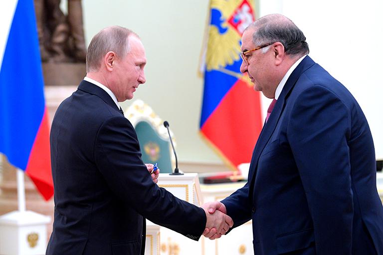 Президент РФ Владимир Путин и основатель компании USM Holdings, президент Международной федерации фехтования Алишер Усманов (слева направо), награжденный знаком отличия "За благодеяние", во время вручения в Кремле, 2017 год