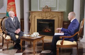 На фото: президент Белоруссии Александр Лукашенко и украинский журналист Дмитрий Гордон (слева направо) во время интервью