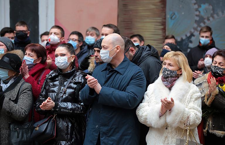 На фото: журналист Дмитрий Гордон (2-й справа) и его жена Алеся Бацман (2-й слева)