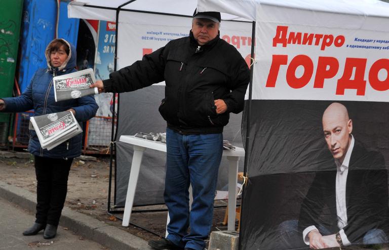 На фото: агитационная палатка с изображением самоводвиженца Дмитрия Гордона перед выборами депутатов Верховной рады, 2014