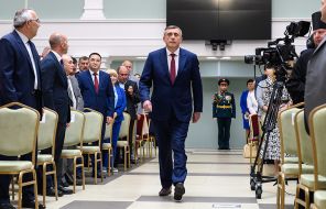 На фото: избранный губернатор Сахалинской области Валерий Лимаренко (в центре) во время церемонии вступления в должность в Доме правительства Сахалинской области