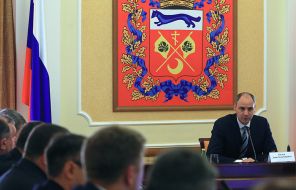 На фото: временно исполняющий обязанности губернатора Оренбургской области Денис Паслер (справа) во время совещания по проблемам экологии в здании правительства Оренбургской области