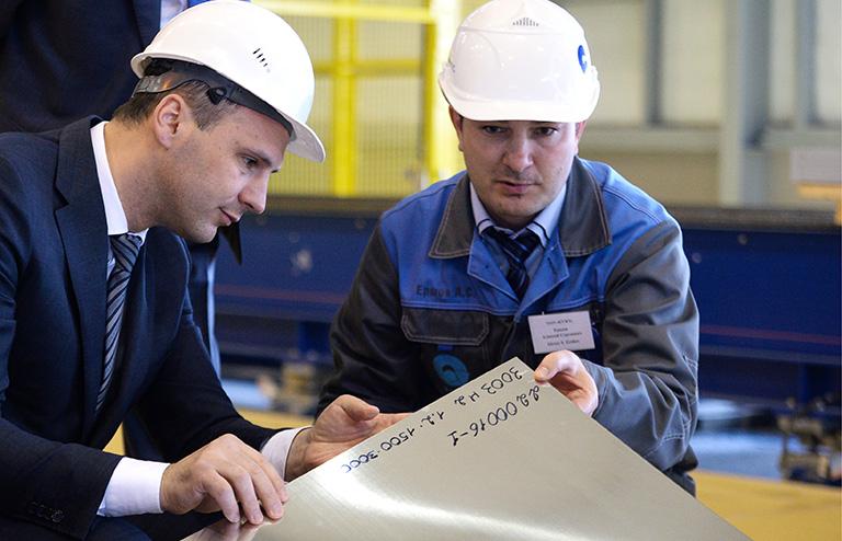 На фото: председатель правительства Свердловской области Денис Паслер (слева) осматривает готовую продукцию шестивалкового нереверсивного рулонного стана холодной прокатки в цехе по производству листов и лент на Каменск-Уральском металлургическом заводе (КУМЗ)