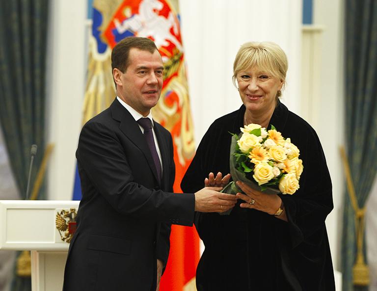 На фото: президент РФ Дмитрий Медведев и актриса Екатерина Васильева, награжденная орденом Почета, на церемонии вручения государственных наград в Екатерининском зале Кремля, 2011 год.