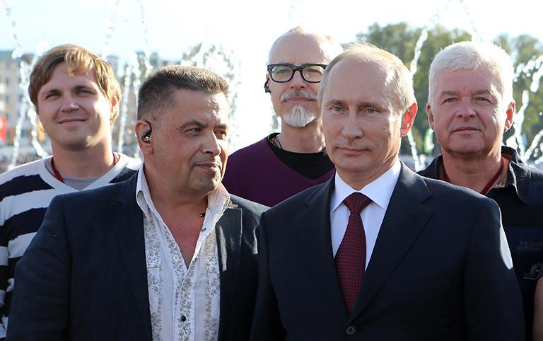 Лидер группы "Любэ" Николай Расторгуев и президент РФ Владимир Путин (слева направо на первом плане) во время театрализованного шествия "Все мы – Россия" на Соборной площади, посвященного 1000-летю единения мордовского народа с народами Российского государства, 2012 год