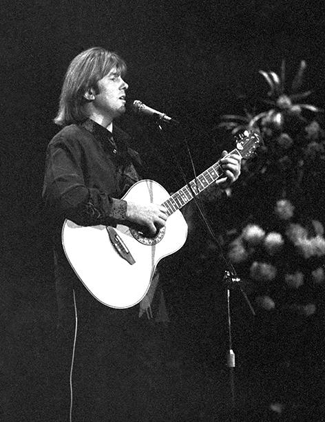 Певец Юрий Лоза выступает на рождественском балу меценатов, Орел, 1994 год