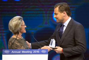 Председатель и сооснователь Фонда социального предпринимательства Шваба Хильде Шваб вручает премию Crystal Awards американскому актеру Леонардо Ди Каприо за вклад в защиту окружающей среды в рамках 46-го Всемирного экономического форума, 2016 год