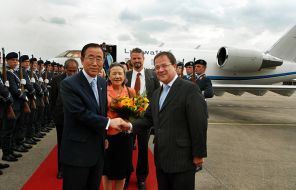 На фото: Генеральный секретарь ООН Пан Ги Мун Ли., Южная Корея с женой Пан Сун Тик и министр интеграции Северного Рейна-Вестфалии Армин Лашет, 2010