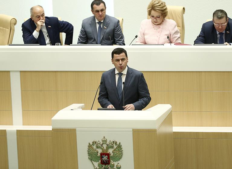 На фото: губернатор Ярославской области Дмитрий Миронов во время выступления на пленарном заседании Совета Федерации РФ