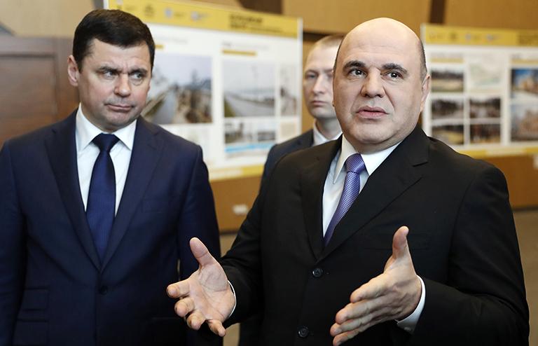 На фото: Переславль-Залесский. Премьер-министр РФ Михаил Мишустин (на первом плане) и губернатор Ярославской области Дмитрий Миронов (слева на втором плане) в гостинице "Азимут" на презентации проектов участников Всероссийского конкурса лучших проектов создания комфортной городской среды в малых городах и исторических поселениях