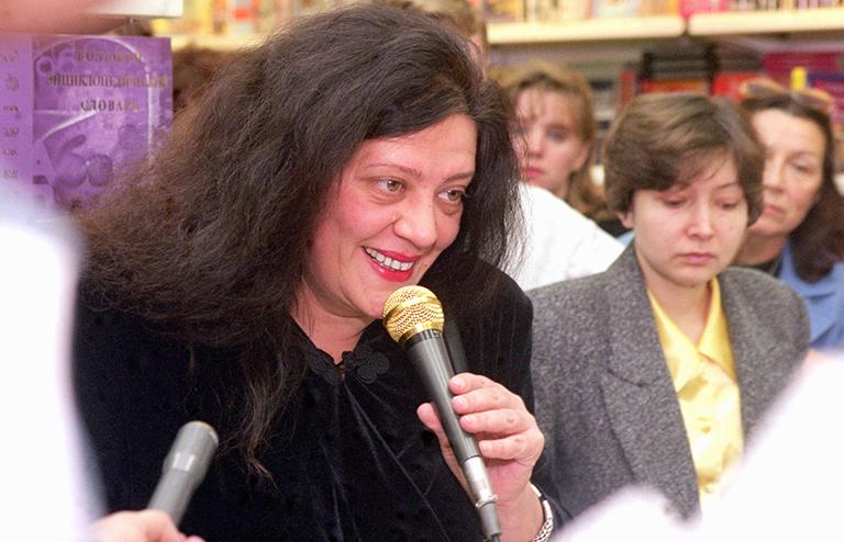 На фото: Татьяна Толстая выступает перед собравшимися на презентации книги "Сестры"