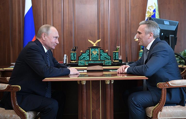 На фото: президент РФ Владимир Путин и временно исполняющий обязанности губернатора Тюменской области Александр Моор (слева направо) во время встречи в Кремле, 2018