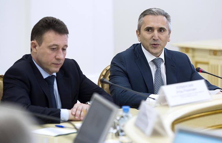 На фото: полномочный представитель президента РФ в Уральском федеральном округе Игорь Холманских и временно исполняющий обязанности губернатора Тюменской области Александр Моор (слева направо) во время официальной церемонии представления А.Моора региональной власти