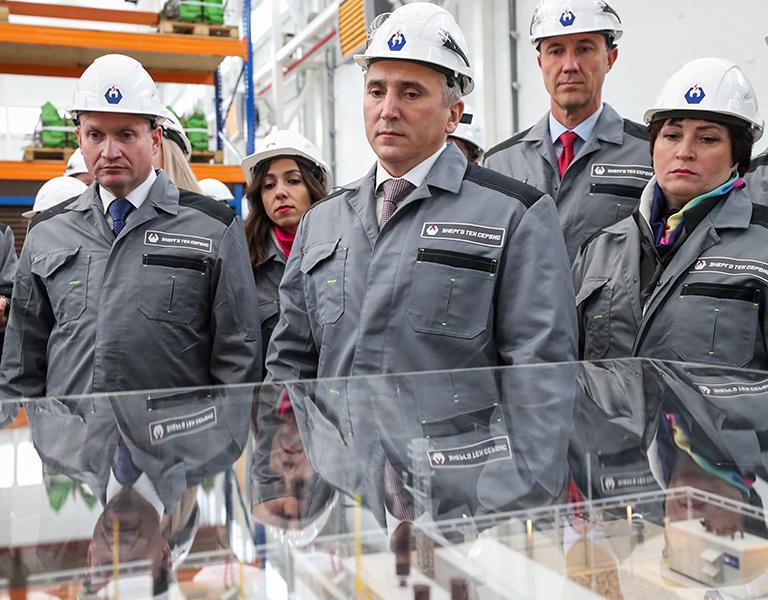 На фото: заместитель губернатора Тюменской области Вячеслав Вахрин, губернатор Тюменской области Александр Моор и президент и исполнительный директор INNIO (Австрия) Карлос Ланге (слева направо) на открытии Тюменского завода энергетического оборудования