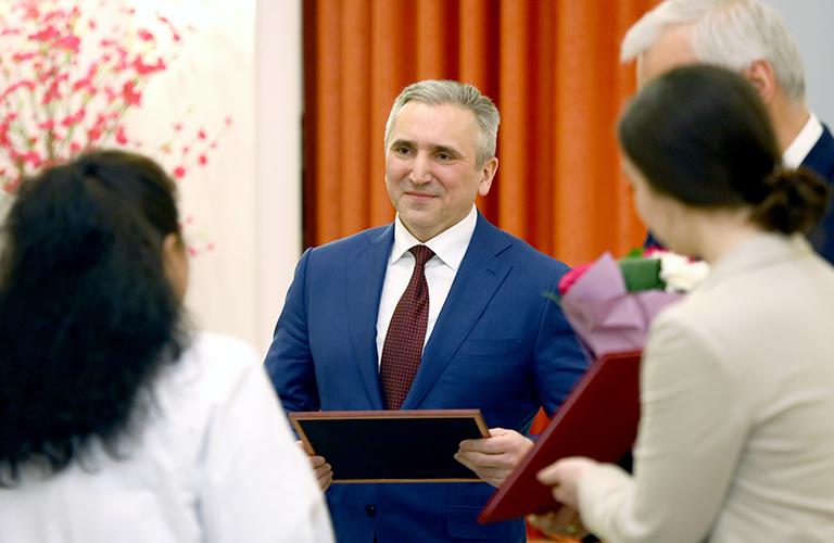 На фото: губернатор Тюменской области Александр Моор (в центре) во время награждения медиков, которые работали в санатории "Градостроитель", где в течение двух недель находились на карантине по коронавирусу COVID-2019 эвакуированные из Китая россияне и граждане КНР