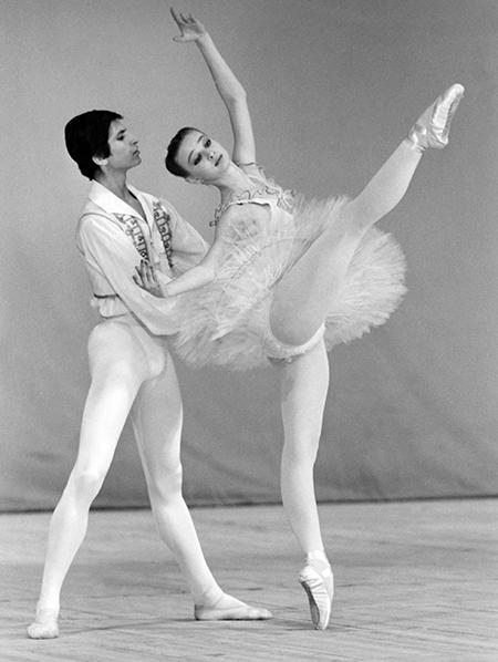 На фото: воспитанники школы Большого театра Марина Ржанникова и Николай Цискаридзе танцуют "Коппелию" Делиба, 1992