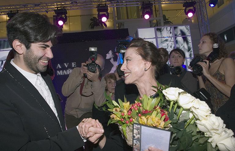 На фото: российская артистка балета Майя Плисецкая и Николай Цискаридзе. Юбилей Майи Плисецкой в Новинском пассаже. 11 ноября 2005 года