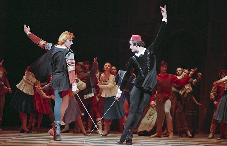 На фото: артисты балета Александр Ветров в роли Тибальда, Николай Цискаридзе в роли Меркуцио в балете Сергея Прокофьева "Ромео и Джульетта" на сцене Большого театра, 1995