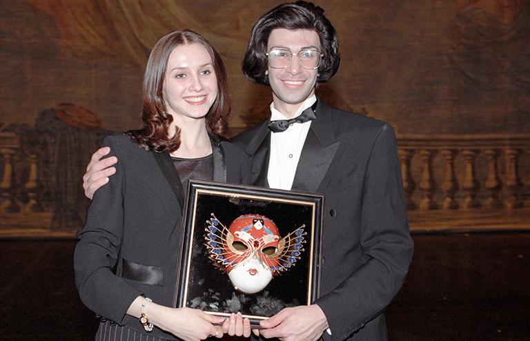 На фото: лауреаты премии "Золотая маска" актриса Светлана Захарова и танцовщик Николай Цискаридзе, 1999