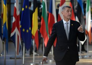 На фото: премьер-министр Чехии Андрей Бабиш на экстренный саммит ЕС по Brexit в Брюсселе