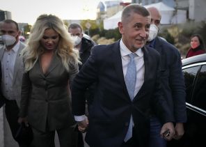 На фото: премьер-министр Чехии Андрей Бабиш с супругой Моникой