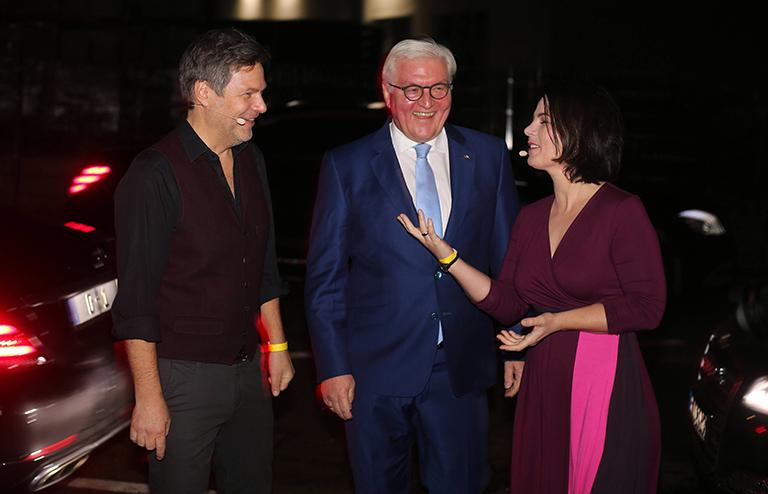 На фото: Федеральный президент Франк-Вальтер Штайнмайер с лидерами партии Анналеной Бэрбок и Робертом Хабеком на праздновании годовщины 30/40-летия Союза 90 / Зеленых на моторном заводе в Берлине, 2010