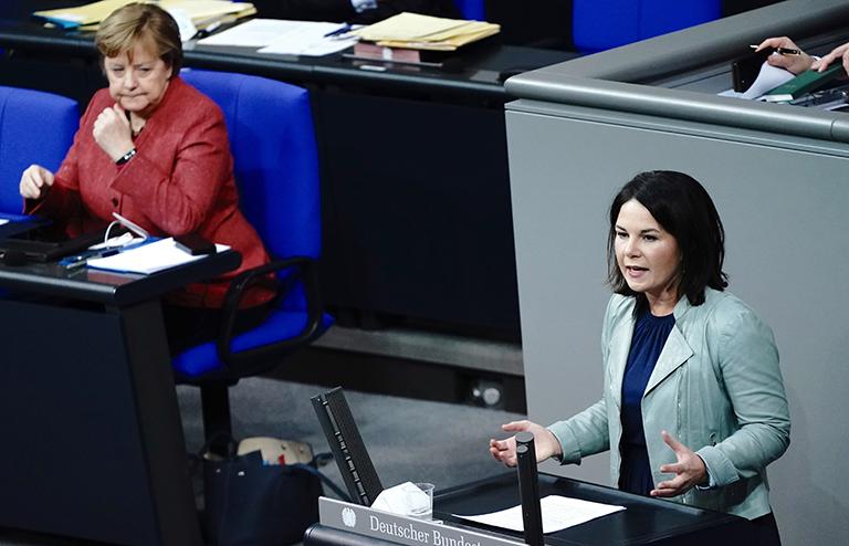На фото: Анналена Баербок (справа), федеральный председатель Альянса 90 / Die Grünen, выступает вместе с канцлером Ангелой Меркель (ХДС) во время общих дебатов по федеральному бюджету в Бундестаг, 2020