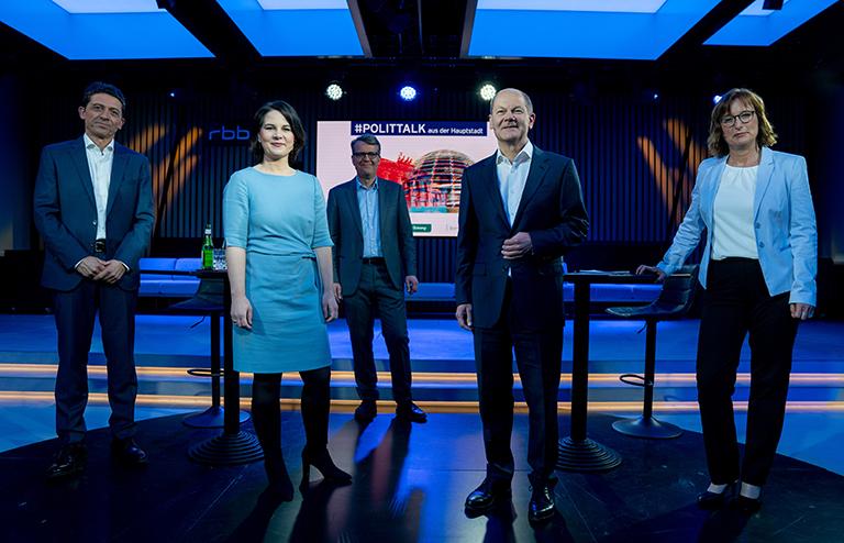 На фото: Анналена Баербок (2-я слева), кандидат на пост канцлера и федерального председателя Альянса 90 / Die Green, и Олаф Шольц (4-й слева), кандидат на пост канцлера СДПГ и федерального министра финансов, выступают на сцене вместе со Стефаном Брауном (слева направо), 2021