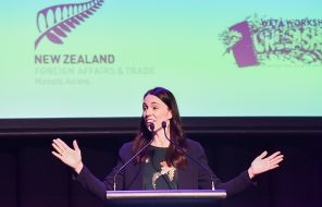 На фото: премьер-министр Новой Зеландии Джасинда Ардерн выступает на приеме по случаю 50-летия установления дипломатических отношений между Новой Зеландией и Китаем в Окленде, 2014