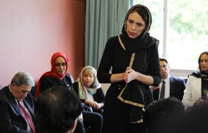 На фото: премьер-министр Новой Зеландии Джасинда АРДЕРН встречается с членами мусульманской общины в связи с массовой стрельбой в двух мечетях Крайстчерча, Крайстчерч, Новая Зеландия