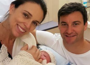 На фото: премьер-министр Новой Зеландии Джасинда Ардерн со своей новорожденной дочерью и ее отцом - телеведущим Кларком Гейфордом