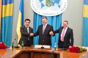 Новый министр иностранных дел Украины Павел Климкин, президент Украины Петр Порошенко и бывший министр иностранных дел Андрей Дещица (слева направо), 19 июня 2014 года