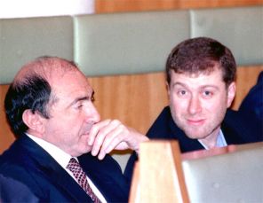 Борис Березовский (слева) и Роман Абрамович (справа) во время встречи, которую провел председатель правительства РФ Владимир Путин с членами новой Государственной думы, избранными по одномандатным округам, 1999 год