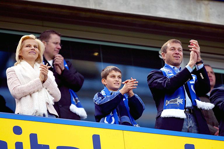 Владелец ФК "Челси" (Chelsea) Роман Абрамович (Roman Abramovich) с женой Ириной (Irena) и сыном Аркадием (Arkady) во время футбольного матча между командами "Чарльтон" (Charlton Athletic) и "Челси" (Chelsea) в Лондоне, 2005 год