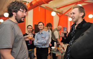 На фото: ивестный блогер и дизайнер Артемий Лебедев (слева) на встрече со своими читателями