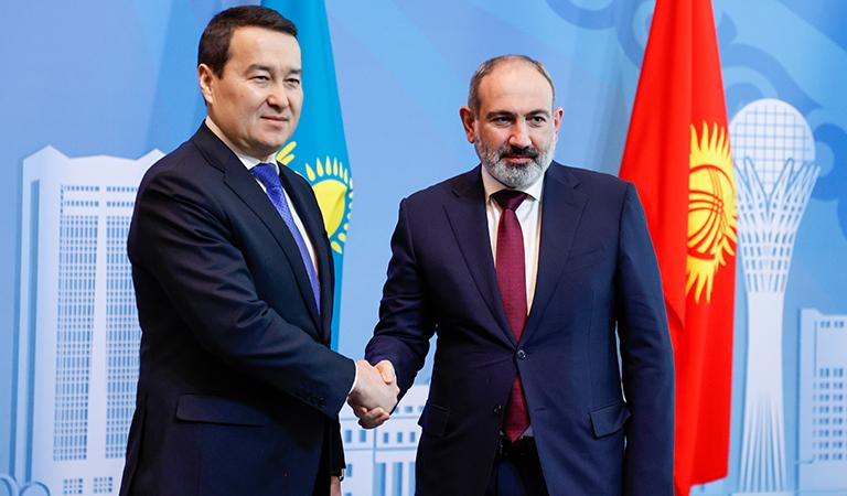 На фото: премьер-министр Казахстана Алихан Смаилов и премьер-министр Армении Никол Пашинян (слева направо) во время церемонии фотографирования перед началом заседании Евразийского межправительственного совета (ЕМПС) 