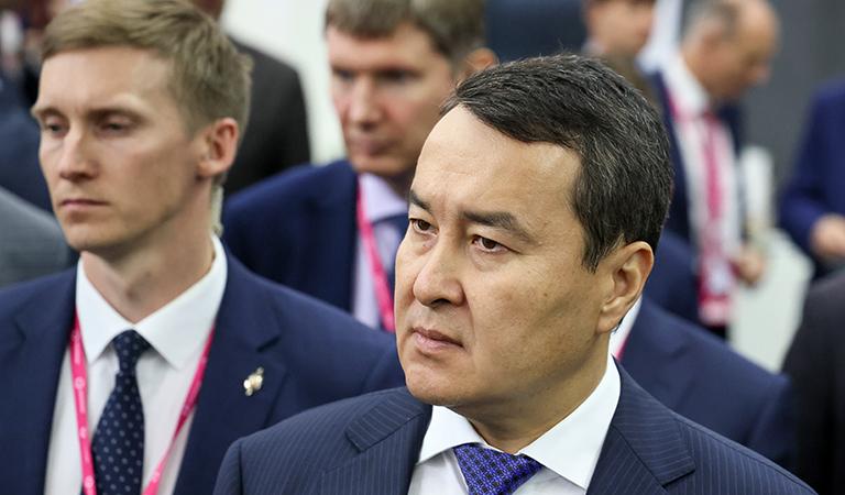 На фото: премьер-министр Казахстана Алихан Смаилов во время осмотра Международной промышленной выставки "Иннопром" в международном выставочном центре "Екатеринбург-Экспо"