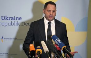 На фото: глава офиса президента Украины Андрей Ермак выступил на пресс-конференции в Берлине 