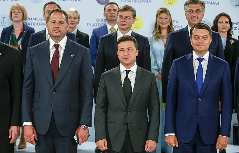 На фото: глава офиса президента Украины Андрей Ермак, президент Украины Владимир Зеленский и спикер Верховной Рады Украины Дмитрий Разумков (слева направо) во время совместного фоторафирования участников форума "Крымская платформа", 2021