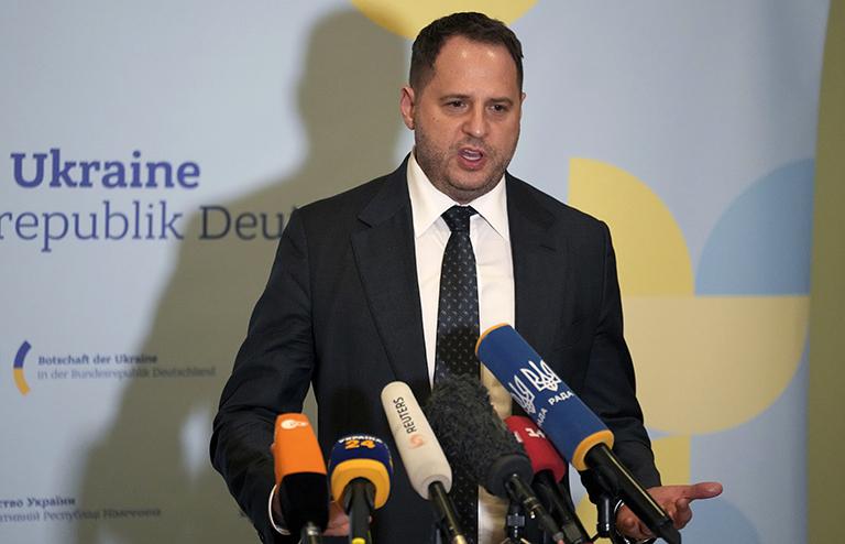 На фото: глава офиса президента Украины Андрей Ермак выступил на пресс-конференции в Берлине