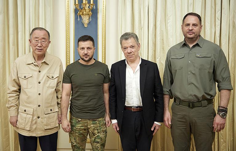 На фото: бывший генеральный секретарь ООН Пан Ги Мун, президент Украины Владимир Зеленский, экс-президент Колумбии Хуан Мануэль Сантос и глава Офиса президента Украины Андрей Ермак (слева направо) во время встречи в Мариинском дворце,2022