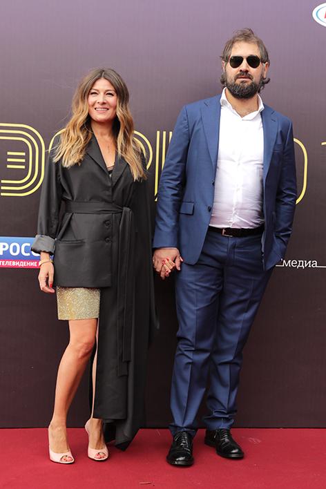 На фото: ведущая Жанна Бадоева с супругом Василием Мельничиным перед началом церемонии вручения премии "ТЭФИ - 2019" в номинации "Дневной эфир" в Московском театре мюзикла.